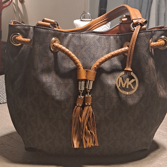 MICHAEL KORS LODLOW SATCHE TOTE Bag - Picture 4 of 16